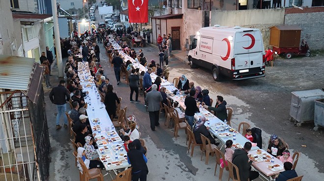 Kızılay İzmir de günlük 8 bin kişiye iftar veriyor